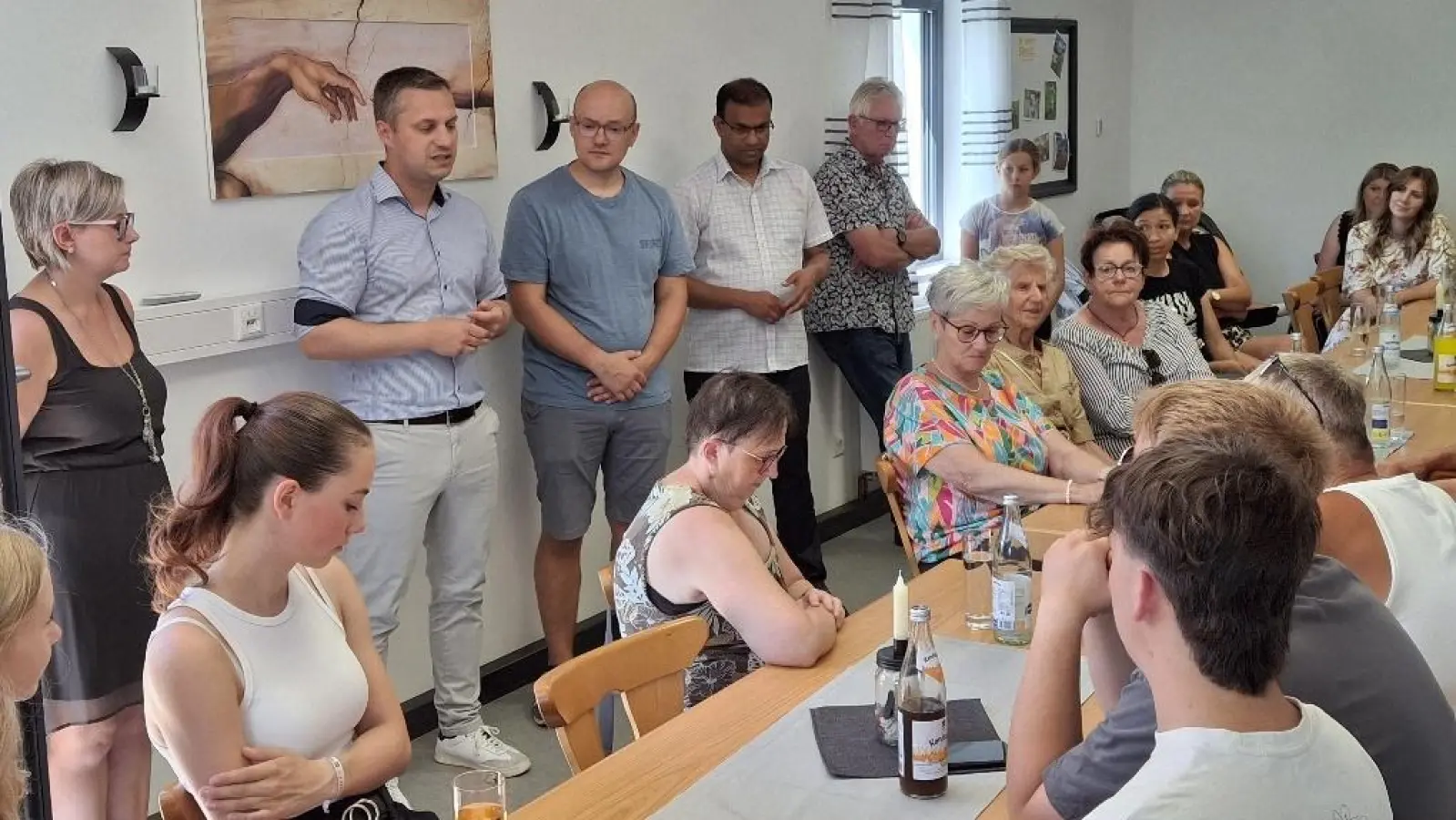 Bürgermeister Wolfgang Söllner (2.v.li), Kirchenpfleger Stefan Kausler und Pfarrer Pater Aniish George bedankten sich bei der Einweihung bei allen Helfern. (Bild: Josef Söllner)