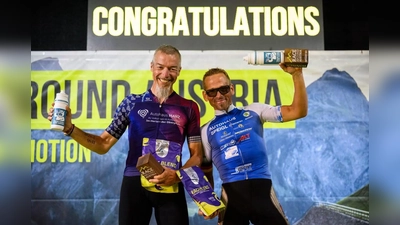 Herbert Manz (links) freut sich mit dem Radsport-Kollegen Rainer Steinberger über seine Leistung beim Race Around Austria. (Bild: Lisa Ruckriegel)