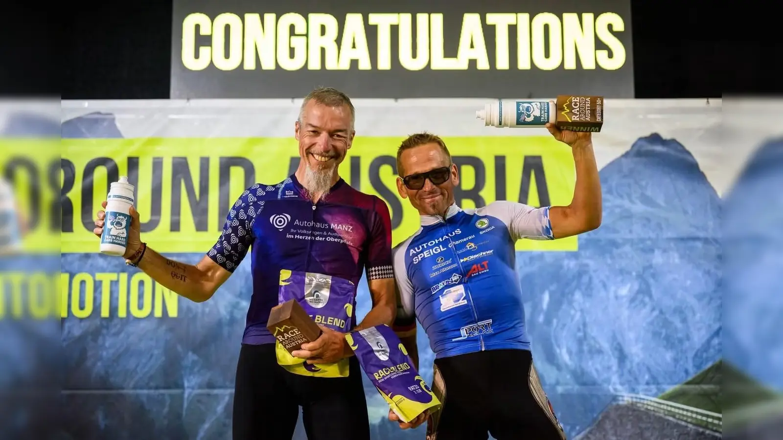 Herbert Manz (links) freut sich mit dem Radsport-Kollegen Rainer Steinberger über seine Leistung beim Race Around Austria. (Bild: Lisa Ruckriegel)