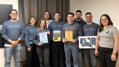 Simon Griesbach (Mitte) stellt das Siegerbild. (Bild: Simon Schwab)