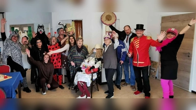Noch rechtzeitig vor dem Faschingsaus versammelte sich die komplette AWO-Tierwelt wieder um ihre Faschingsprinzessin. Erfreut waren Petra Brenner, Tierdompteur Fritz Möstl und zweiter Bürgermeister Thomas Kleber (von rechts). (Bild: gz)