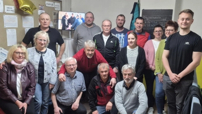 Die Partnergemeinden aus Tepla und Konnersreuth beim Kegelnachmittag auf der Sportanlage in Tepla. Mit auf dem Bild 3. v.l. 1.Bürgermeister Karel Hermann (Tepla) und 4. v.l. 2. Bürgermeister Martin Klepal (Tepla) und 7. v.l. 1.Bürgermeister Max Bindl (Konnersreuth) (Bild: Vera Mikova)