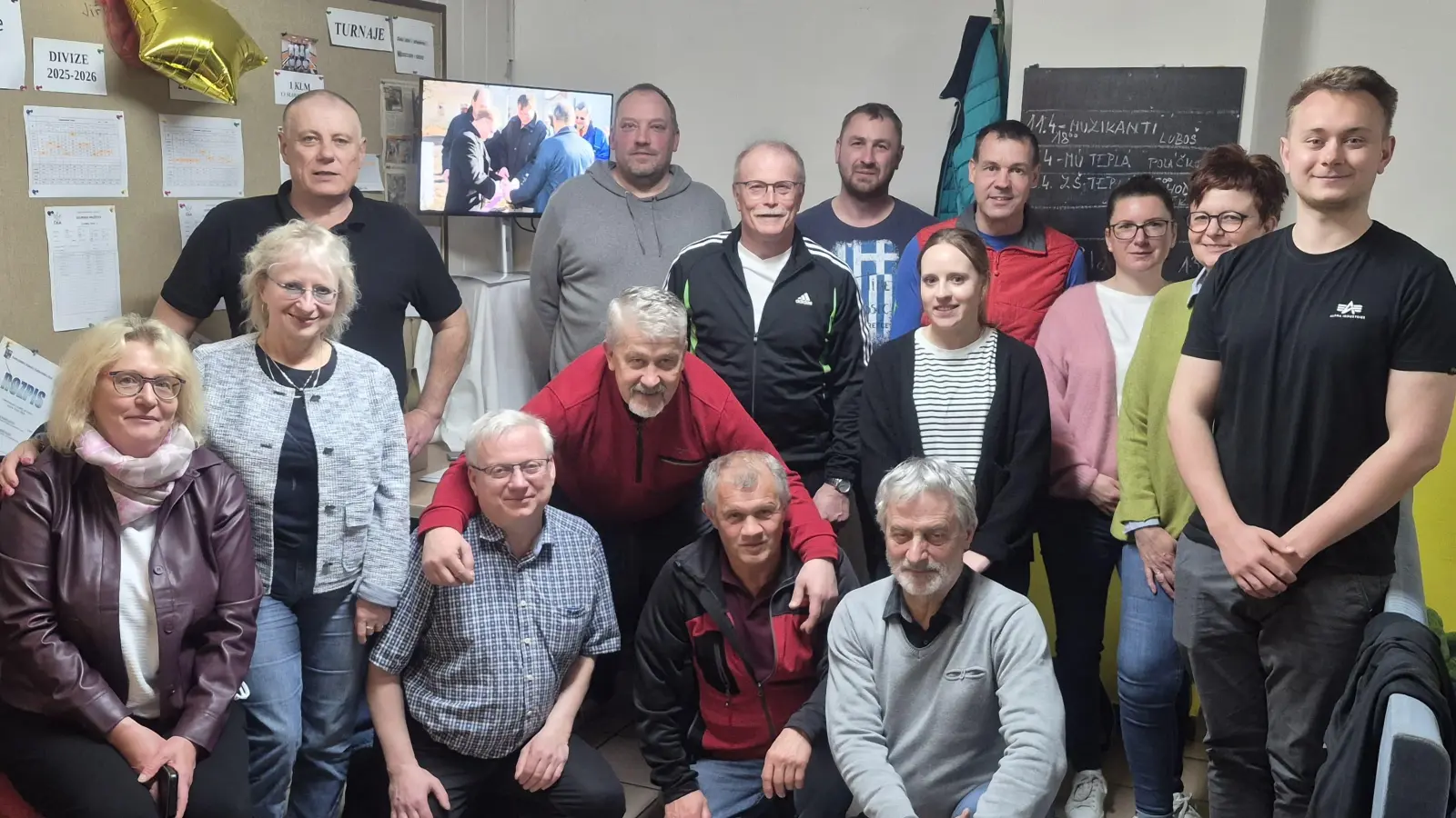 Die Partnergemeinden aus Tepla und Konnersreuth beim Kegelnachmittag auf der Sportanlage in Tepla. Mit auf dem Bild 3. v.l. 1.Bürgermeister Karel Hermann (Tepla) und 4. v.l. 2. Bürgermeister Martin Klepal (Tepla) und 7. v.l. 1.Bürgermeister Max Bindl (Konnersreuth) (Bild: Vera Mikova)