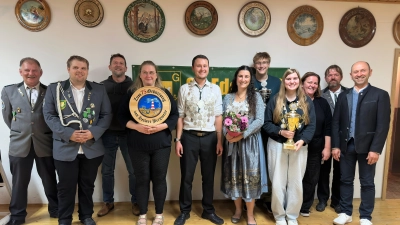 Die neuen Hoheiten der SG Edelweiß Wolfsbach mit Schützenkönig Marco Maier (ab 5.v.l.) und Schützenliesl Anita Holliday sowie Schützenmeister Heiner Graf (l.) und Erster Bürgermeister Hans Ram (r.) (Bild: Tamara Reichert)