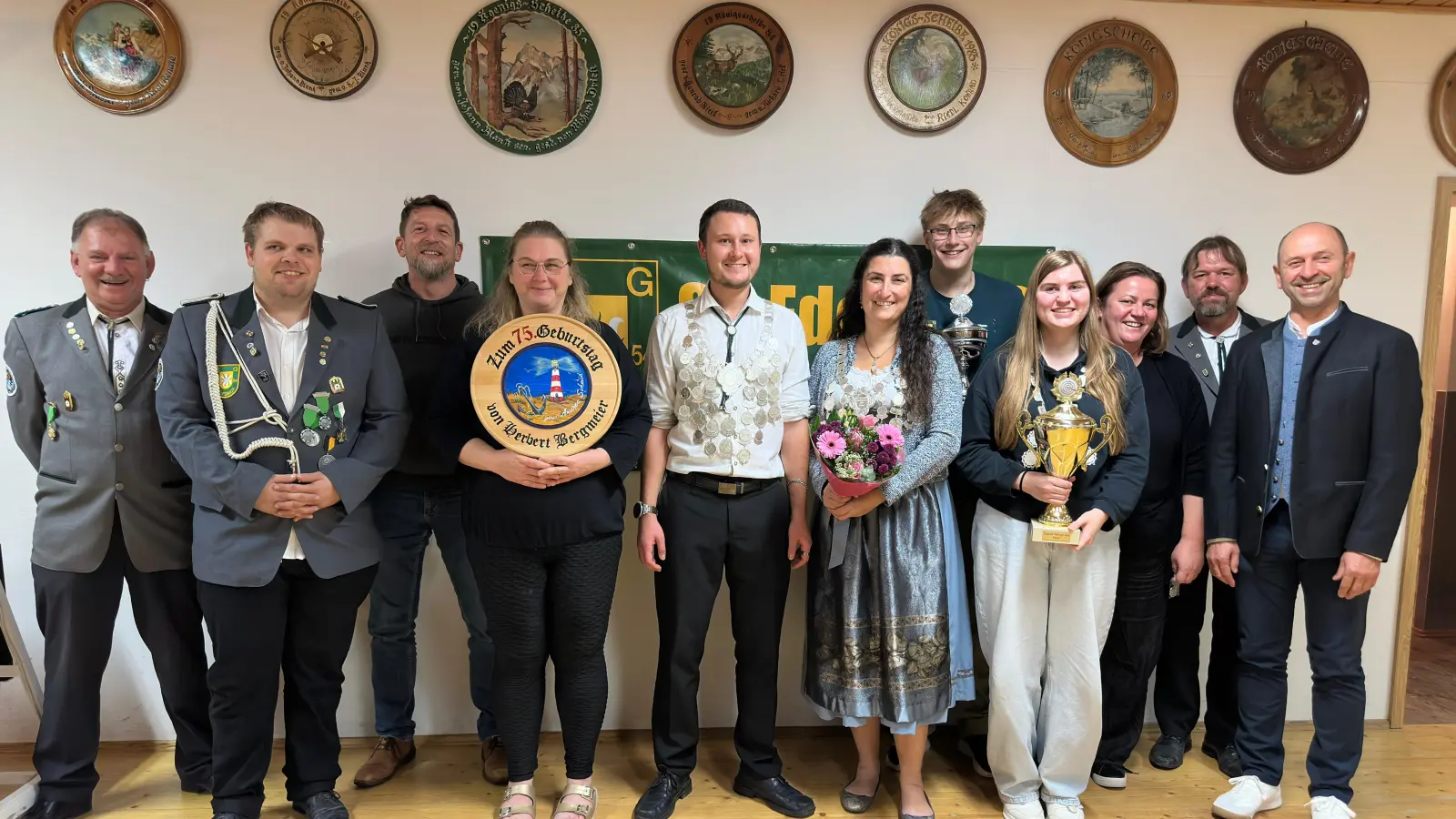 Die neuen Hoheiten der SG Edelweiß Wolfsbach mit Schützenkönig Marco Maier (ab 5.v.l.) und Schützenliesl Anita Holliday sowie Schützenmeister Heiner Graf (l.) und Erster Bürgermeister Hans Ram (r.) (Bild: Tamara Reichert)