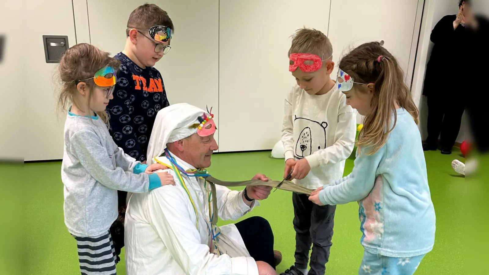 Der Krawatte von Bürgermeister Erwin Geitner ging es am unsinnigen Donnerstag im Riedener Kindergarten an den Kragen. (Bild: Bianca Hammer)