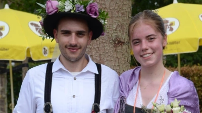 Das neue Traßlberger Oberkirwapaar: Paula Nerb und Devin Eckert. (Bild: Julia Nerb)