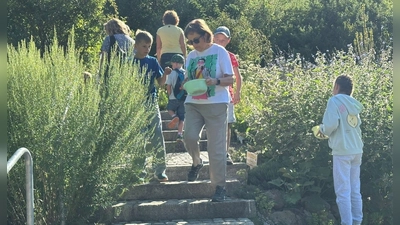 Gertie Kreuzer mit ihren Kolleginnen und Schülern am Dufthang in Waidhaus (Bild: Kerstin Krämer-Höreth )