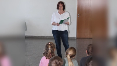 „Alles gute zum Ruhestand“ wünscht die gesamte Schulfamilie den ausscheidenden Bürgermeistern Ludwig Prögler und Helmut Heumann. Schulleiterin Waltraud Eichstetter führte durchs Programm. (Bild: Nikolaus Scherr)