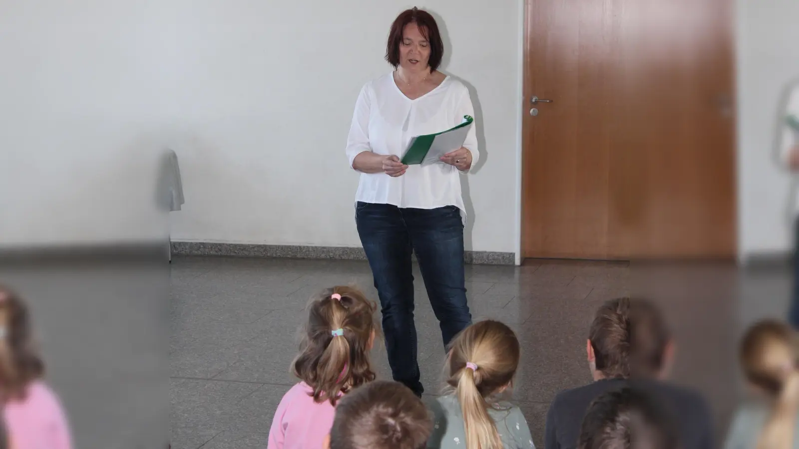 „Alles gute zum Ruhestand“ wünscht die gesamte Schulfamilie den ausscheidenden Bürgermeistern Ludwig Prögler und Helmut Heumann. Schulleiterin Waltraud Eichstetter führte durchs Programm. (Bild: Nikolaus Scherr)