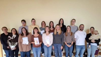 Kindergartenleiterin Ramona Zangl dankte mit Geschenken den Eltern um Vorsitzender Manuela Bösl für ihren Einsatz und begrüßt den neuen Elternbeirat um Vorsitzender Melanie Kleber (vorne 1., 2., 4. v.l.) (Bild: Karl Ziegler)