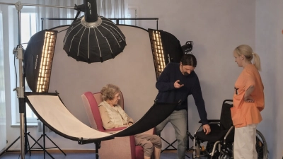 Fotostudio im Caritas Altenheim: Simon Grötsch, Haustechniker im Marienheim und zugleich Fotograf, bereitet alles für die Porträitaufnahmen vor.  (Bild: Thies)