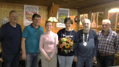 Sie sind die neuen Würdenträger bei den KSK-Tell und Burgschützen in Hohenburg. v.l. Markus Mitschke, Schützenmeister Josef Scharr, Marie Graml, Gerlinde Graml-Scharr, Georg Reindl und Klaus Falk. (Bild: Paul Böhm)