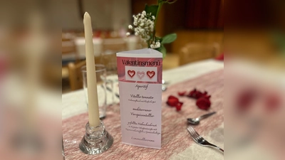 Liebevoll dekorierte Tische erwarteten die Gäste des Valentinsabends. (Bild: Bernadette Oppl)