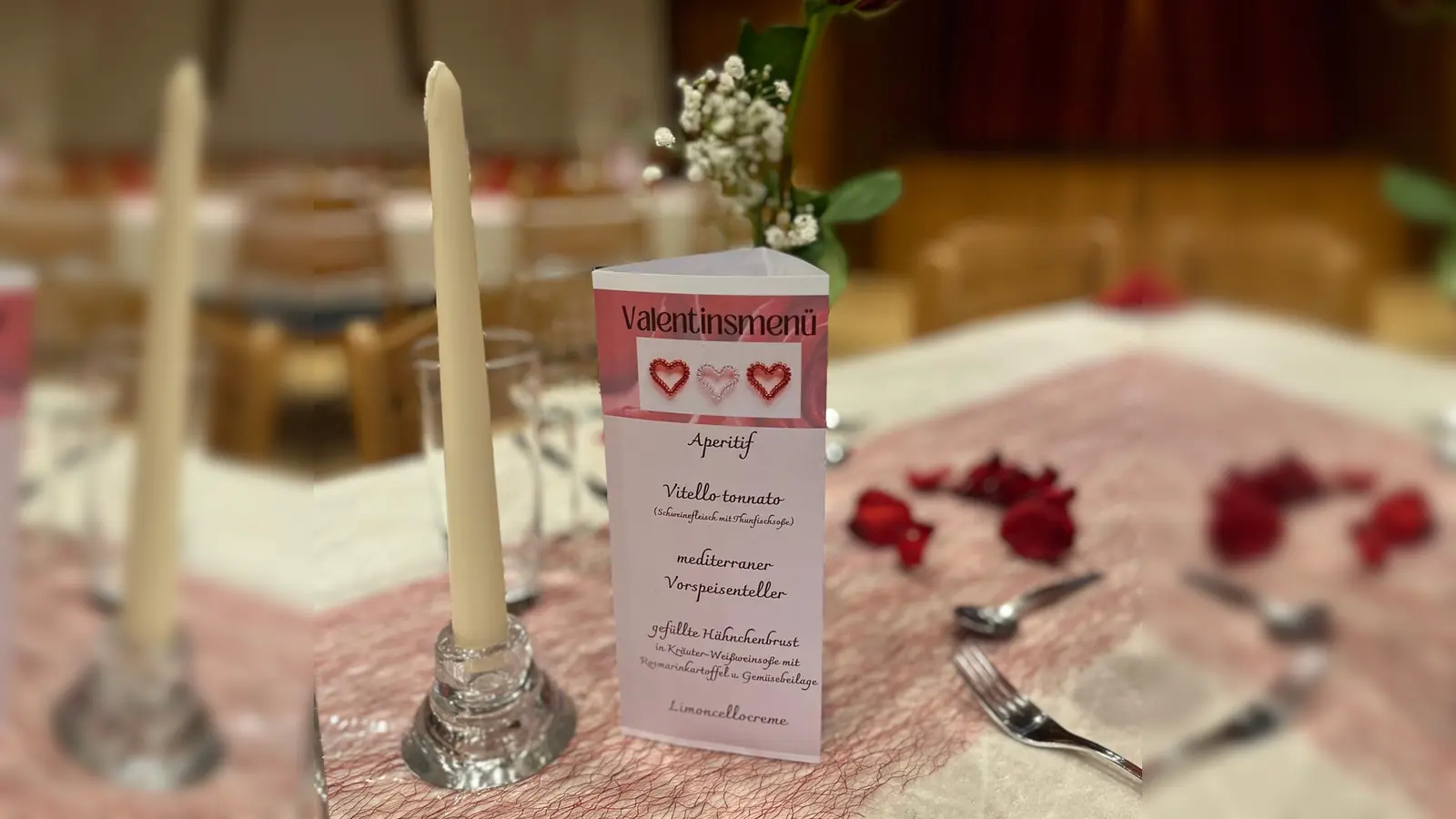Liebevoll dekorierte Tische erwarteten die Gäste des Valentinsabends. (Bild: Bernadette Oppl)