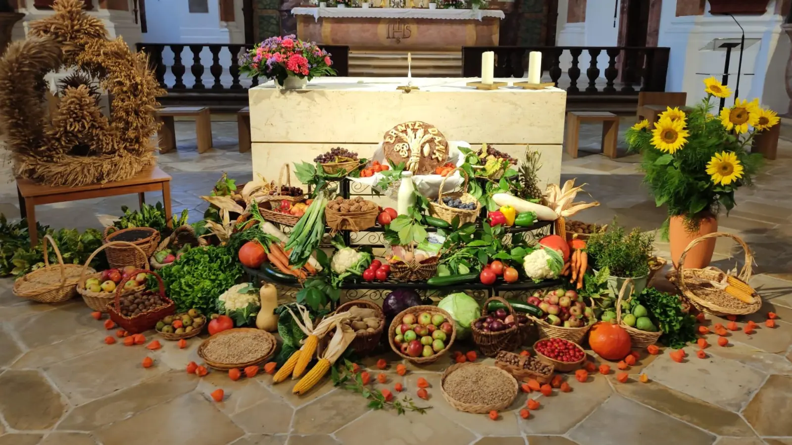 Der Erntedankaltar 2025 in der Ensdorfer Pfarrkirche wurde vom OGV Heimaterde Ensdorf gestaltet. (Bild: Regina Günther)