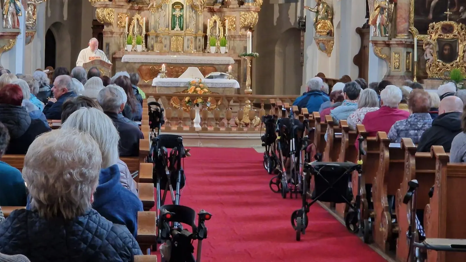 Festlicher Gottesdienst in der Wallfahrtskirche Miesberg mit Pfarrer Alfons Forster.  (Bild: Veronika Schlosser)
