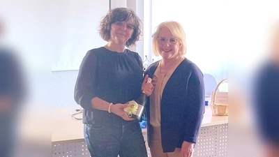 VdK Vorständin Jutta Streher bedankt sich bei Tanja Weiß mit einem Präsent für die märchenhaften Geschichten (Bild: Jutta Streher)