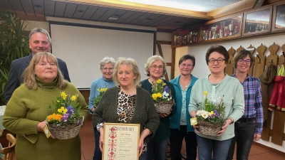 Von links Michaela Kopp, Helga Hirsch, Vorsitzende Monika Haller, Margit Ertel, Leni Gössl, Ingrid Sperber, Gabi Fichtner und Bürgermeister Hermann Mertel. (Bild: Pauline Regler)
