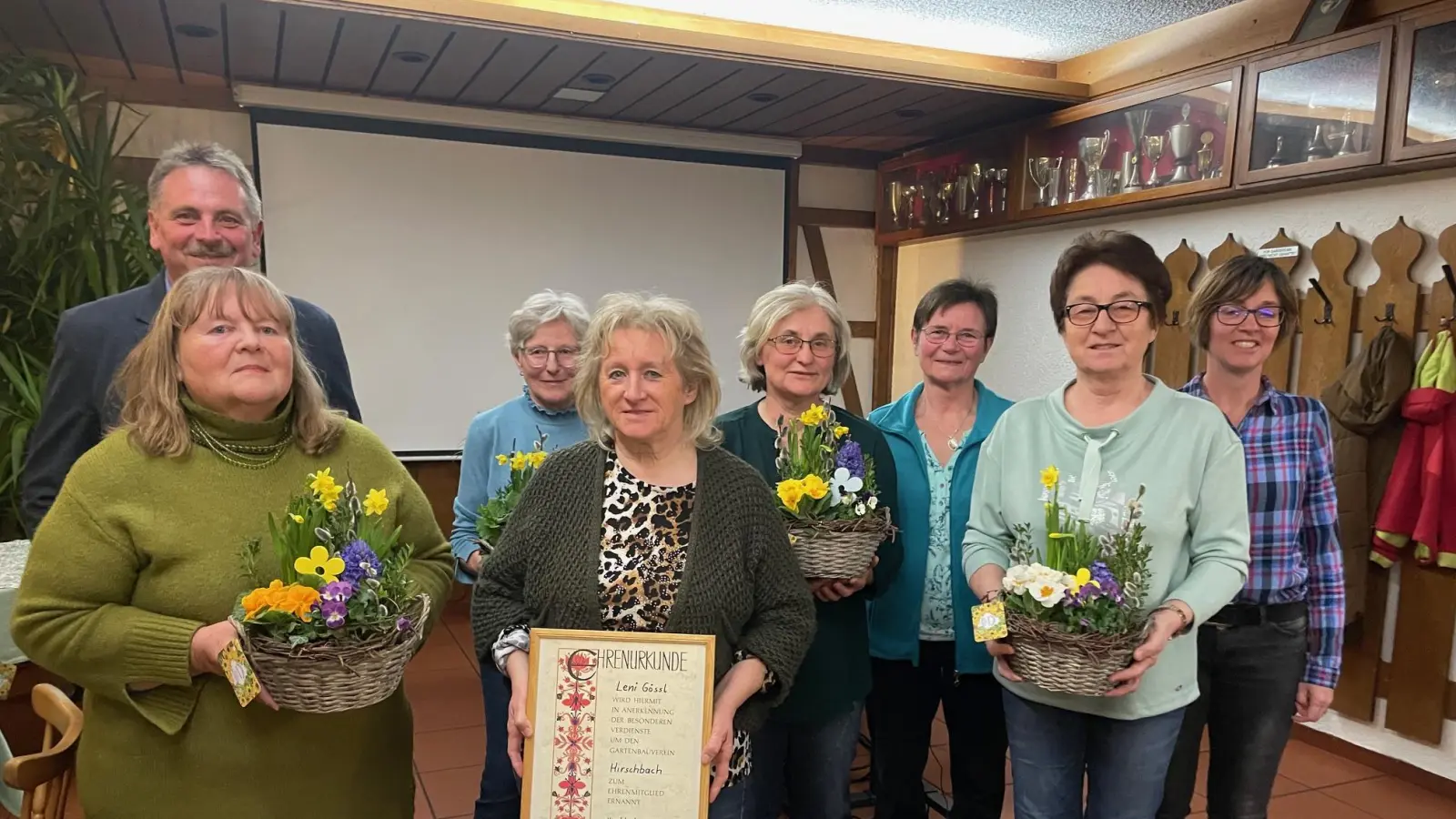 Von links Michaela Kopp, Helga Hirsch, Vorsitzende Monika Haller, Margit Ertel, Leni Gössl, Ingrid Sperber, Gabi Fichtner und Bürgermeister Hermann Mertel. (Bild: Pauline Regler)