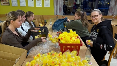 Vorbereitung der Enten im Sportheim. (Bild: Matthias Becker)