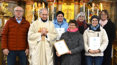 Die anwesenden Geehrten zusammen mit v. li. Kirchenpfleger Joachim Winkler, Pfarrer Johann Hofmann, Chorleiterin Dorothea Meyer (3. v. re.) und Pfarrgemeinderatssprecherin Anita Falk (re.). (Bild: Fritz Dietl)