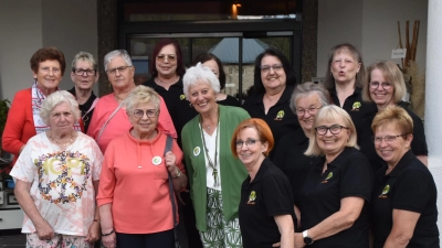 Die drei „Oberhexen „ der „Höhe 309” auf dem Besen vor dem Hotel in Salzburg: v.r.: Margareta Czichon, Vorsitzende Rosi Polland, Angelika Pilz. (Bild: Bernhard Czichon)