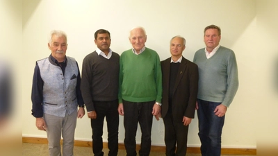 Pfarrgemeinderatssprecher Wolfgang Krauß (links) würdigt Alfons Bogner (Mitte). Ihm danken auch (von links) Pater Prince, Pfarrer Varghese Puthenchira und Kirchenpfleger Hans Wolfram. (Bild: bk)