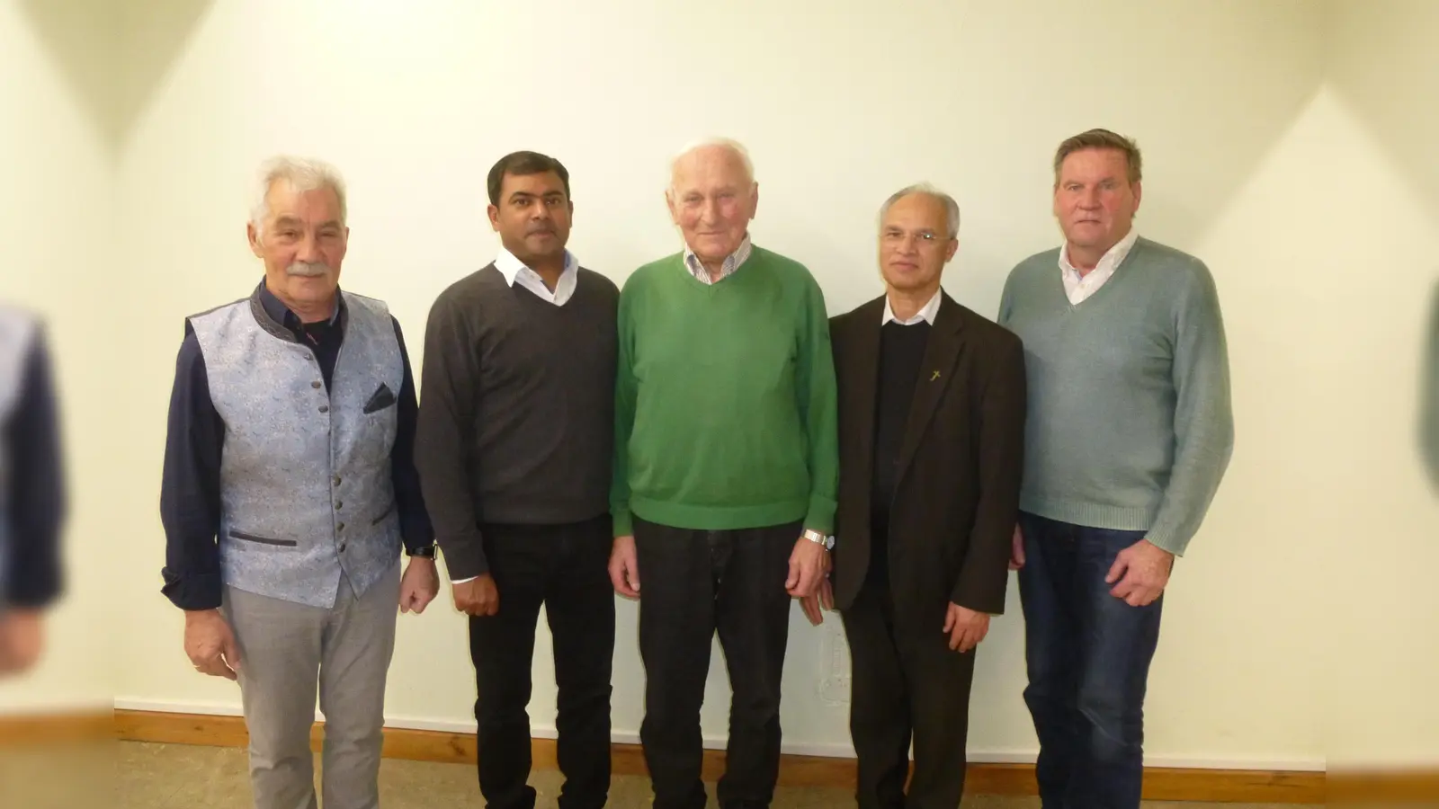 Pfarrgemeinderatssprecher Wolfgang Krauß (links) würdigt Alfons Bogner (Mitte). Ihm danken auch (von links) Pater Prince, Pfarrer Varghese Puthenchira und Kirchenpfleger Hans Wolfram. (Bild: bk)