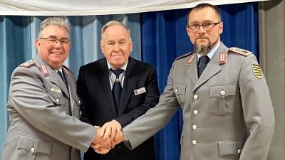 Von rechts: Der neue Kreisvorsitzende Oberfeldwebel Rafael Kämmer (SRK Freihung) mit seinem 1. Stellvertreter Horst Embacher (SRK Weigendorf) und seinem 2. Stellvertreter Norbert Bücherl (SRK Freihung). (Bild: Norbert Bücherl)