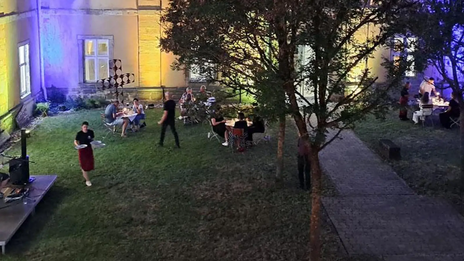 Die Besucherinnen und Besucher erwartete eine laue Sommernacht zwischen alten Klostermauern und ein nachhaltiges Menü aus regionalen und saisonalen Zutaten. (Bild: Anita Pedall)