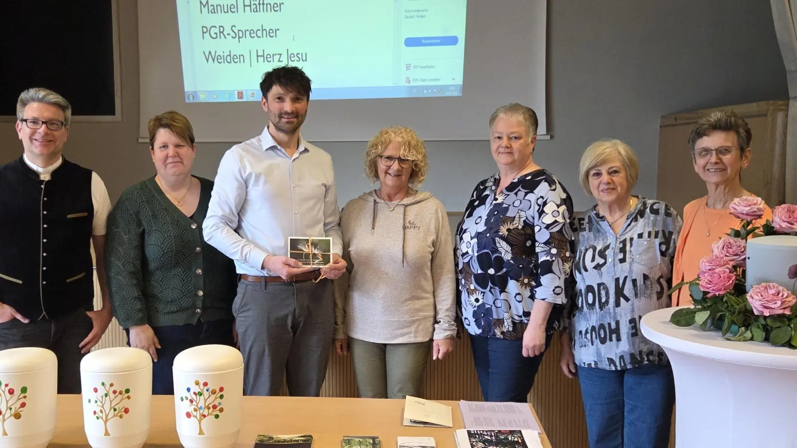 Pfarrer Michael Jakob und das Vorstandsteam vom katholischen Frauenbund St. Konrad überreichten dem Referenten, Manuel Häffner, ein Geschenk. (Bild: Johannes Schafbauer)
