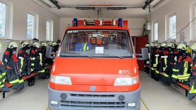 Die neu beschaffenen Anzüge haben ihren Platz im Feuerwehrhaus (Bild: Johann Bauer)