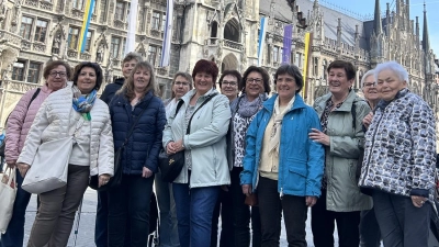 Die Damengymnastikgruppe vor dem Münchner Rathaus (Bild: Siegfried Bock)