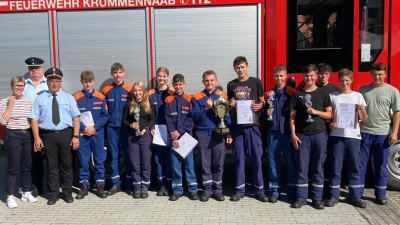 Die drei Siegermannschaften mit (von links) Bürgermeisterin Marion Höcht, Kreisjugendwart KBM Wolfgang Bauer und KBR Stefan Gleißner. (Bild: Wolfgang Bauer)