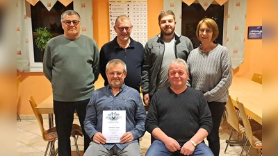 Bei der Jahreshauptversammlung des Männergesangverein Gemütlichkeit Weihern, konnte Bernhard Lang für seine Verdienst mit der Verdiensturkunde ausgezeichnet werden. Sitzend von links, Bernhard Lang und Vorstand Josef Zimmermann sen. dahinter zweiter Vorstand Hans Oppitz, Christian Dorner, Markus Haider und Susi Weiß. (Bild: Hans  Schlosser)