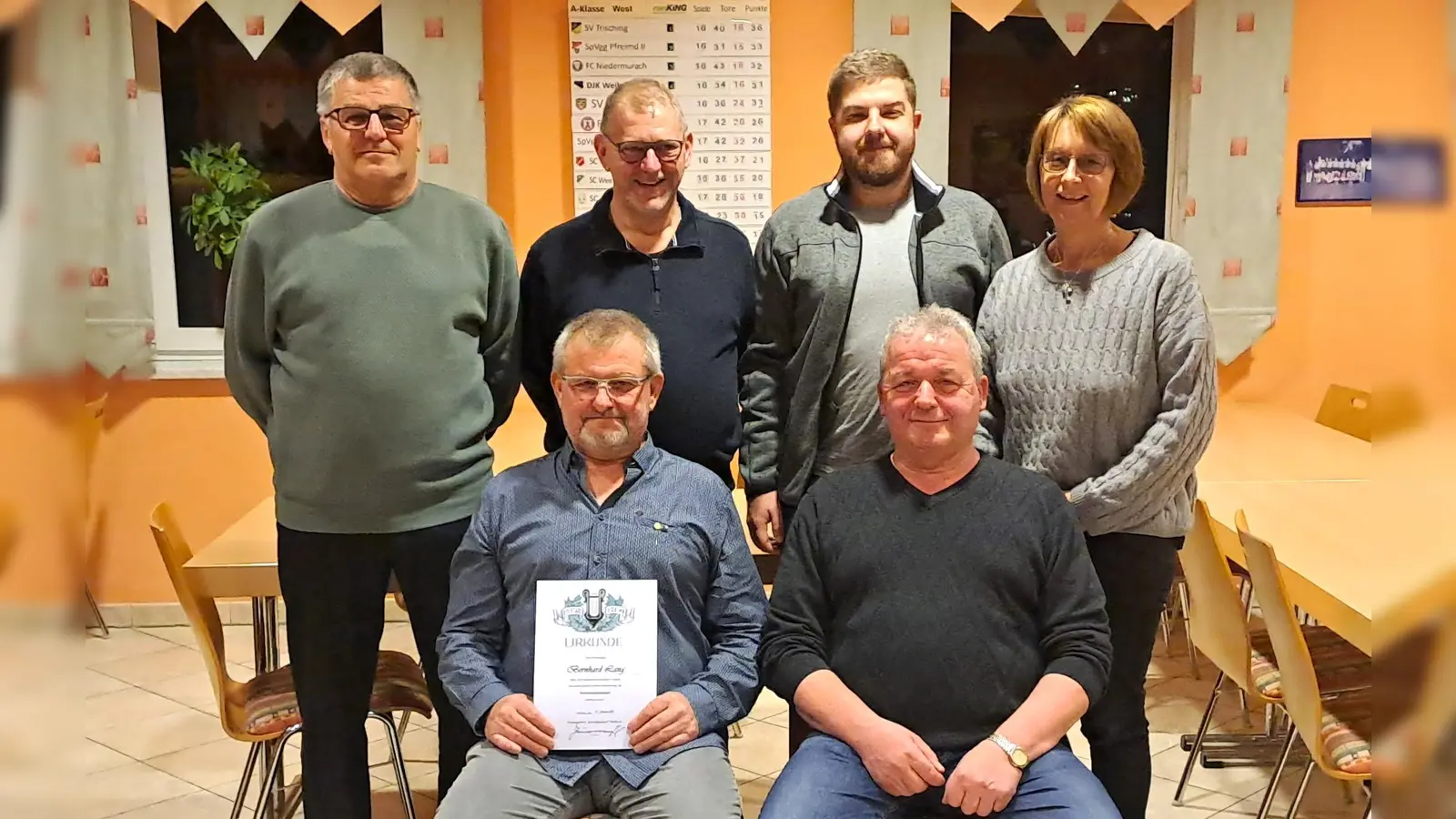 Bei der Jahreshauptversammlung des Männergesangverein Gemütlichkeit Weihern, konnte Bernhard Lang für seine Verdienst mit der Verdiensturkunde ausgezeichnet werden. Sitzend von links, Bernhard Lang und Vorstand Josef Zimmermann sen. dahinter zweiter Vorstand Hans Oppitz, Christian Dorner, Markus Haider und Susi Weiß. (Bild: Hans  Schlosser)