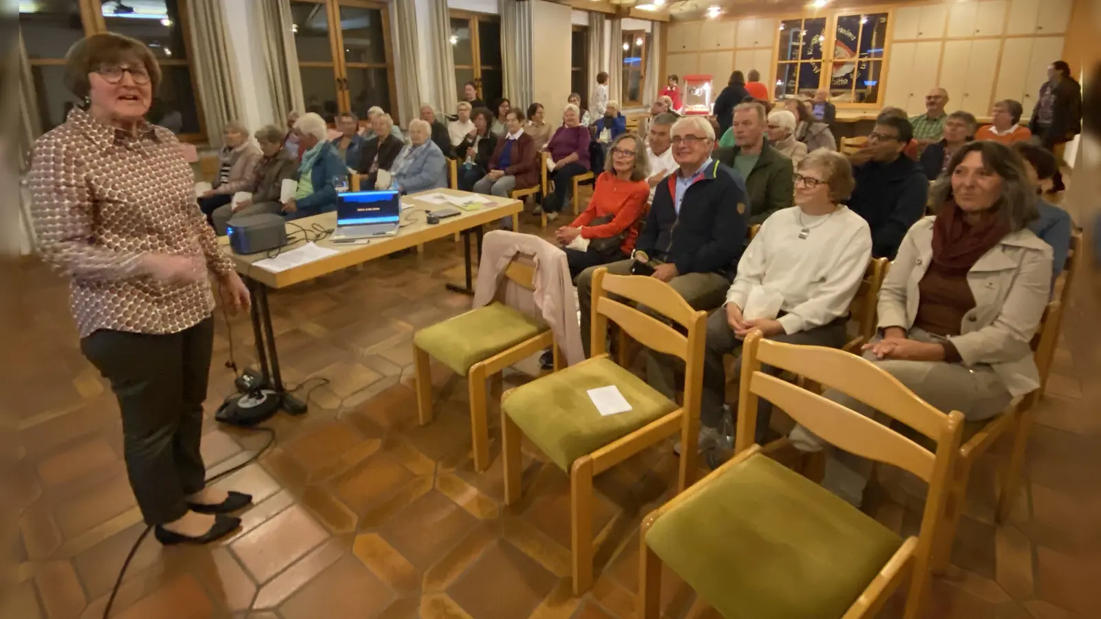 Referentin Gisela Niklas-Eiband beim Vorwort zum Film. (Bild: Josef Glas)