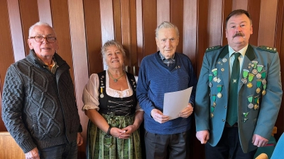 Josef Kleindienst (2.v.re.) wurde für 50 Jahre Mitgliedschaft geehrt. Dazu gratulierten Gauschützenmeister Heinrich Fraunholz, die scheidende Schützenmeisterin Barbara Guttenberger und der neue gewählte Schützenmeister Franz Braun. (Bild: Paul Böhm)