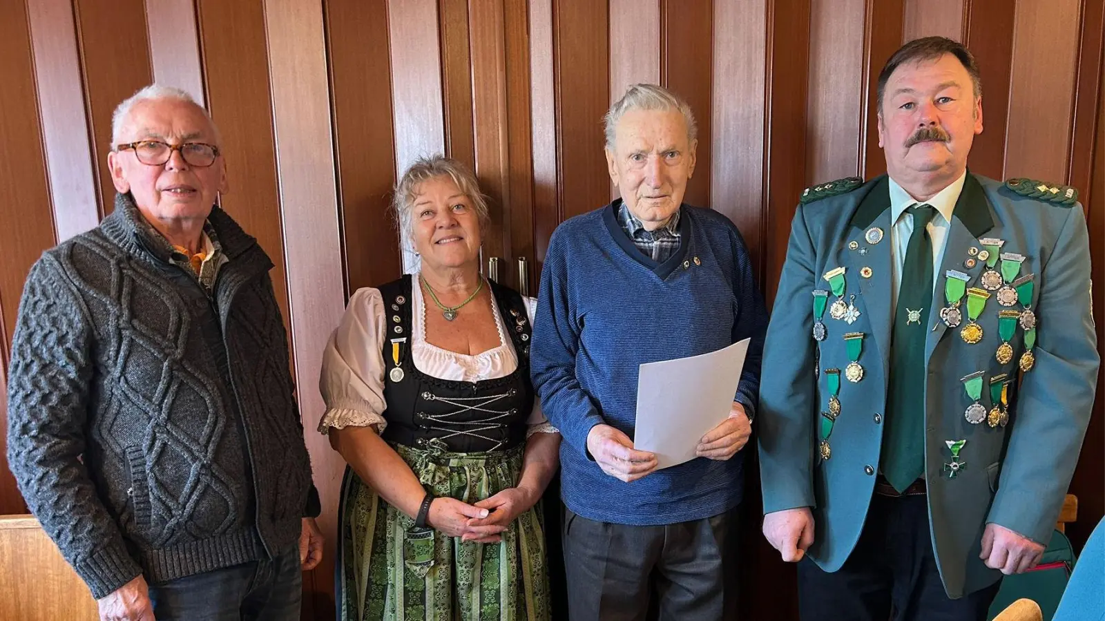Josef Kleindienst (2.v.re.) wurde für 50 Jahre Mitgliedschaft geehrt. Dazu gratulierten Gauschützenmeister Heinrich Fraunholz, die scheidende Schützenmeisterin Barbara Guttenberger und der neue gewählte Schützenmeister Franz Braun. (Bild: Paul Böhm)