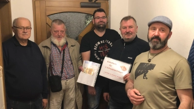 Bild zeigt die Gewinner des Preisschafkopfs in Hermannsreuth: Von links: Alfred Braun, Karls Scharf, Thomas Helm, Dieter Schmelber – Michael Philipp (1. Vorsitzender) (Bild: Josef Söllner)
