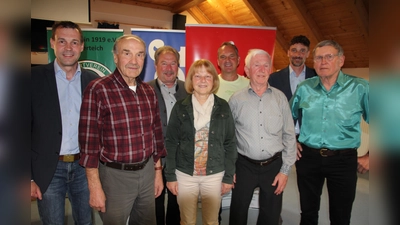 Geehrt wurden auch langjährige Sportabzeichenerwerber, die zum Teil schon seit 50 Jahren mit dabei sind. Unser Bild zeigt von links BLSV-Kreisvorsitzender Andreas Malzer, Helmut Effenberger 45 mal), Johann Brandl, Elisabeth Schuller (35), Werner Selch, Alfred Hecht (45), Manuel Waller und Werner Lanz (50).  (Bild: Konrad Rosner)