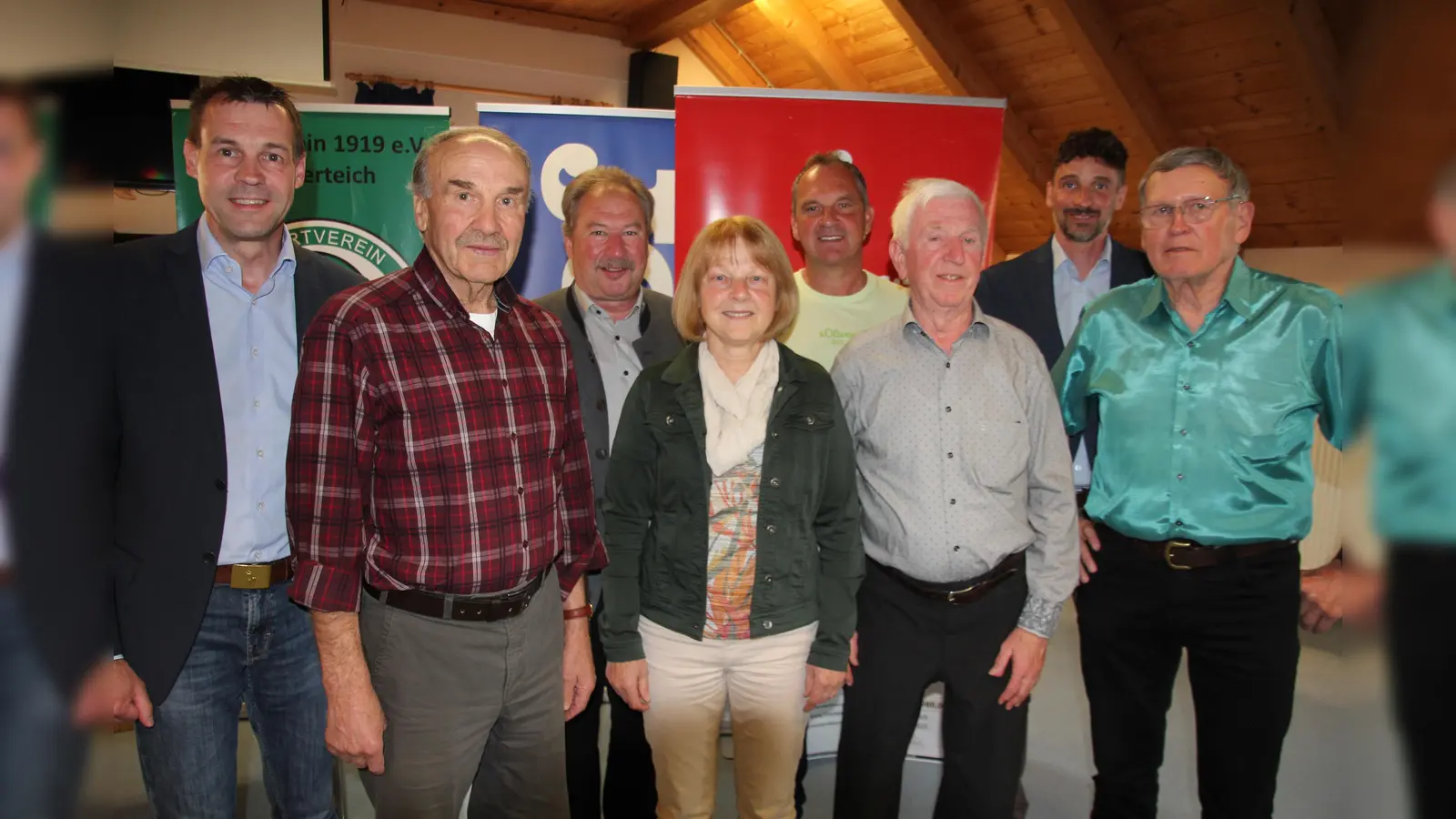 Geehrt wurden auch langjährige Sportabzeichenerwerber, die zum Teil schon seit 50 Jahren mit dabei sind. Unser Bild zeigt von links BLSV-Kreisvorsitzender Andreas Malzer, Helmut Effenberger 45 mal), Johann Brandl, Elisabeth Schuller (35), Werner Selch, Alfred Hecht (45), Manuel Waller und Werner Lanz (50).  (Bild: Konrad Rosner)