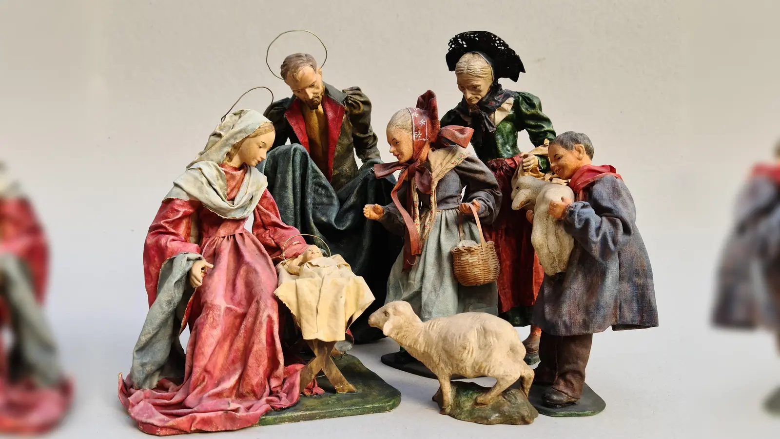 Große Weihnachtskrippe mit Tonfiguren in Odenwälder Tracht von Elisabeth Murhard, Deutschland, Schriesheim 1955-1990.<br> (Bild: Pauline Manzke/exb)