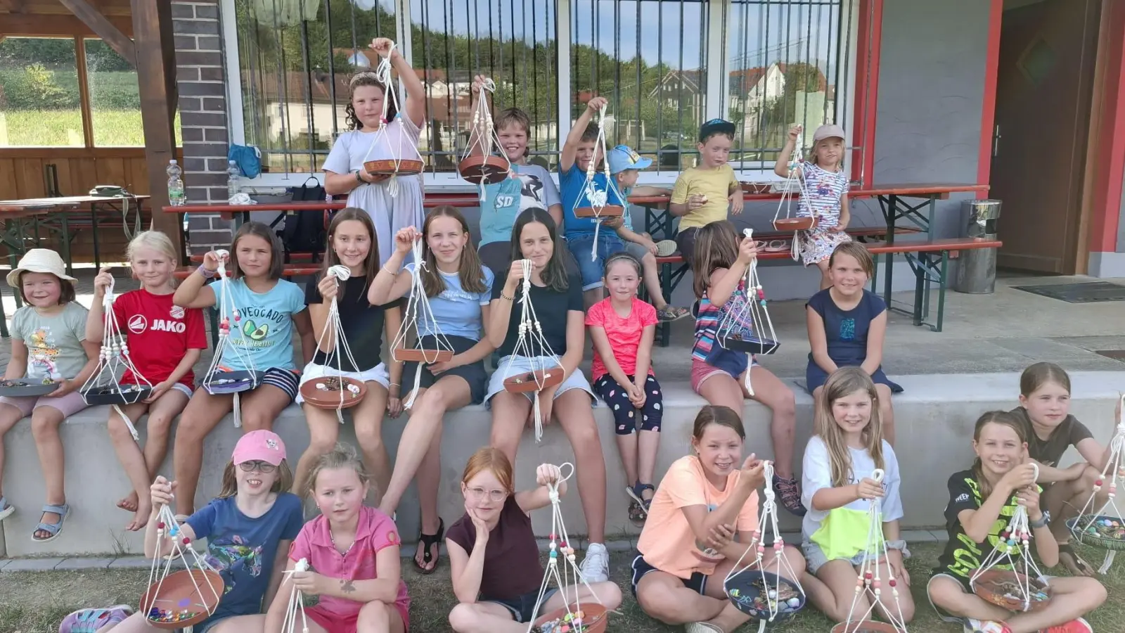 Alle 21 teilnehmende Kinder aus den Gemeinden Hirschbach und Königstein waren eifrig mit dabei (Bild: Karin Hiltel)