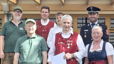 Nach 24 Jahren Tätigkeit als Ortsprecher wurde Josef Auer von der Gemeinschaft der Pilsheimer Vereine verabschiedet. von links Christian Görl, Mario Steckl, Timo Berger, Andreas Fischer. Vorne: Josef Spangler, Josef Auer und die neue Ortssprecherin Karin Auer. (Bild: Paul Böhm)