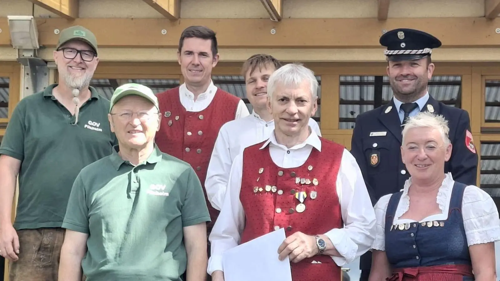 Nach 24 Jahren Tätigkeit als Ortsprecher wurde Josef Auer von der Gemeinschaft der Pilsheimer Vereine verabschiedet. von links Christian Görl, Mario Steckl, Timo Berger, Andreas Fischer. Vorne: Josef Spangler, Josef Auer und die neue Ortssprecherin Karin Auer. (Bild: Paul Böhm)