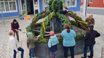 Letzte Handgriffe des Teams um Sabine Hengl und der Osterbrunnen vor dem Rathaus ist ein echter Hingucker. (Bild: Sabine Hengl)