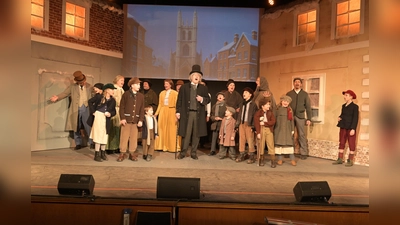 Die Stadtbühne Vohenstrauß bringt im Advent Dickens Klassiker „Eine Weihnachtsgeschichte” auf die Bühne der Stadthalle Vohenstrauß. Der VVK hat begonnen.  (Bild: Johannes pausch)
