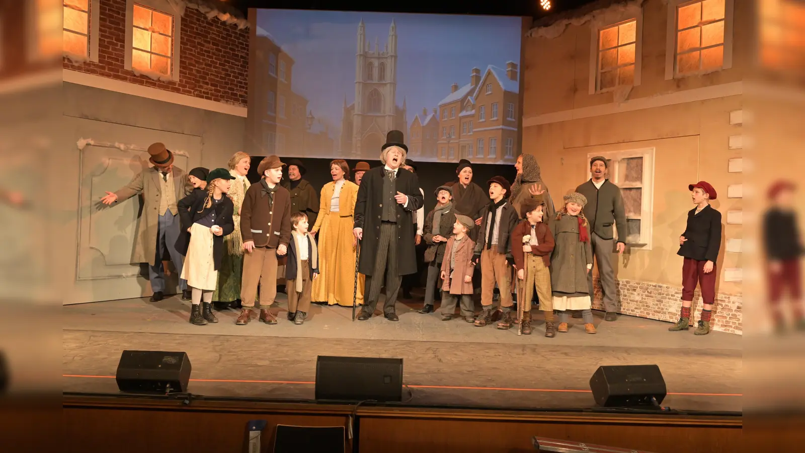 Die Stadtbühne Vohenstrauß bringt im Advent Dickens Klassiker „Eine Weihnachtsgeschichte” auf die Bühne der Stadthalle Vohenstrauß. Der VVK hat begonnen.  (Bild: Johannes pausch)